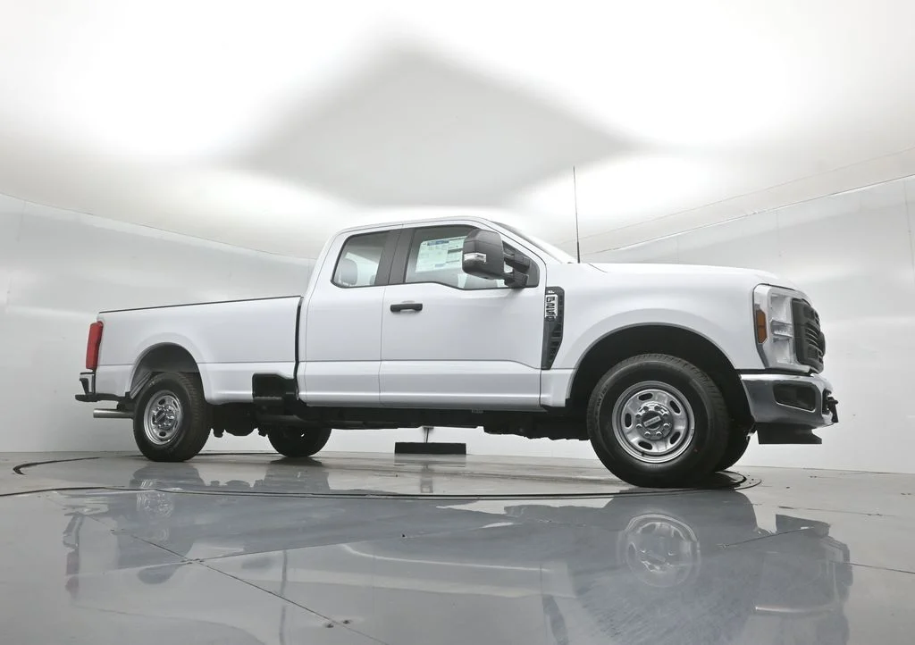 New 2026 Oxford White Ford XL image 3