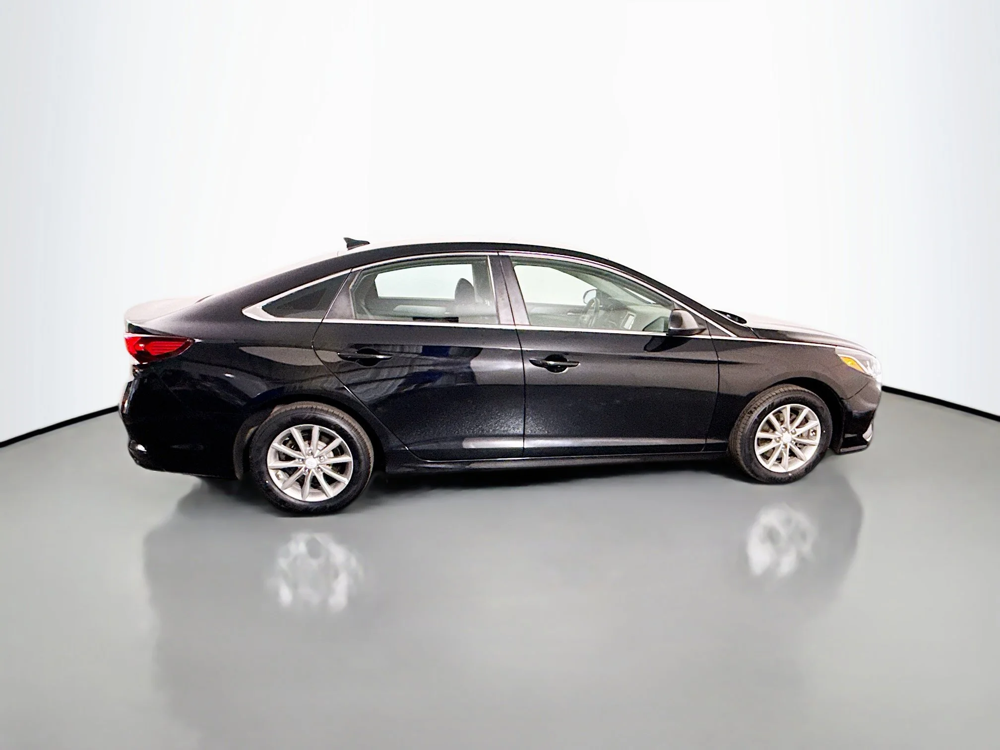 Used 2018 Phantom Black Hyundai SE image 8