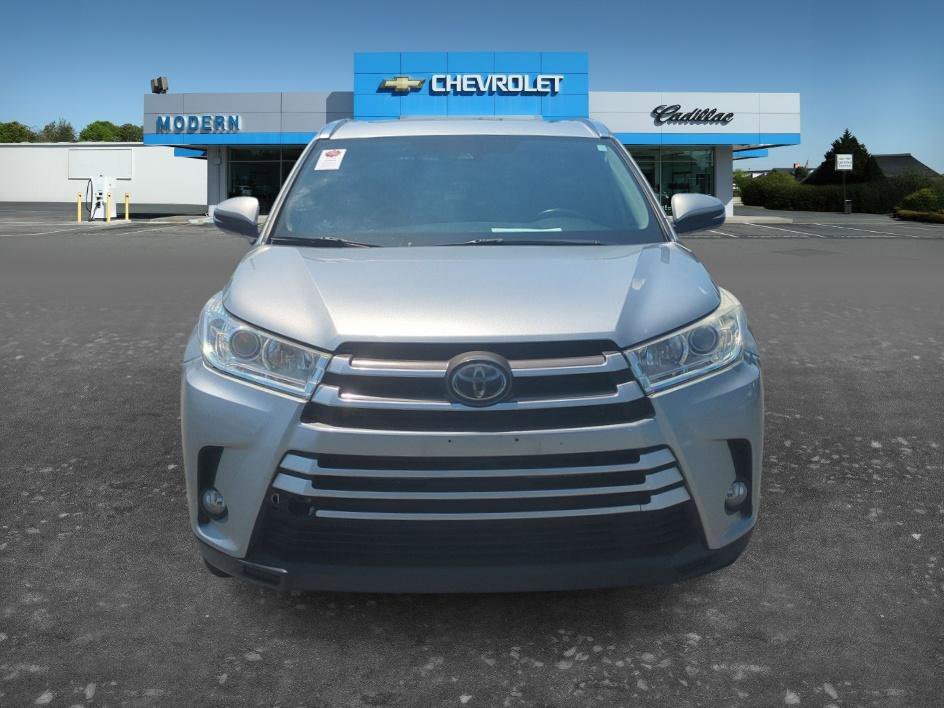 Used 2019 CELESTIAL SILVER METALLIC Toyota SE image 8