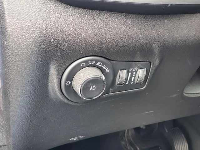 Used 2022 Laser Blue Pearlcoat Jeep Latitude image 8
