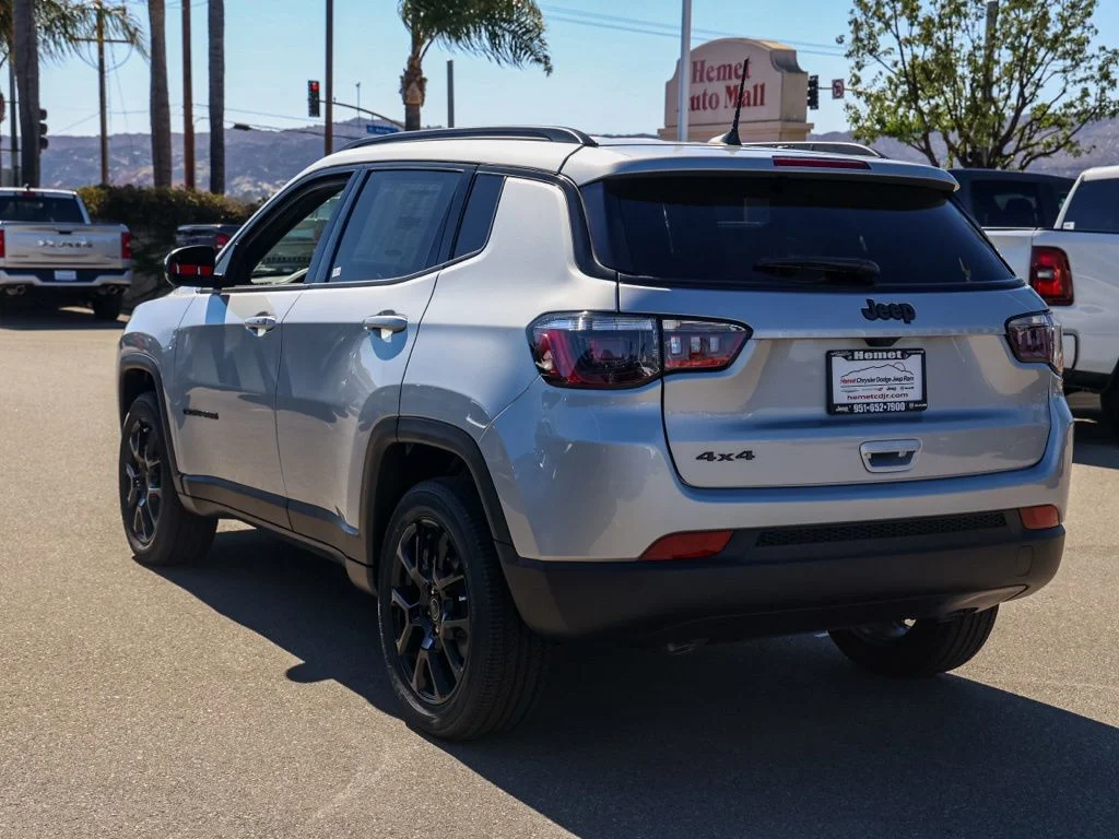 New 2026 Silver Zynith Metallic Clearcoat Jeep Latitude image 5