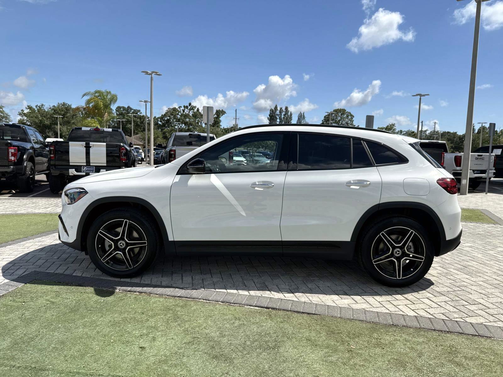 New 2026 Polar White Mercedes-Benz 250 SUV image 3
