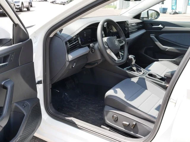 2025 Volkswagen Jetta SE - Photo 7