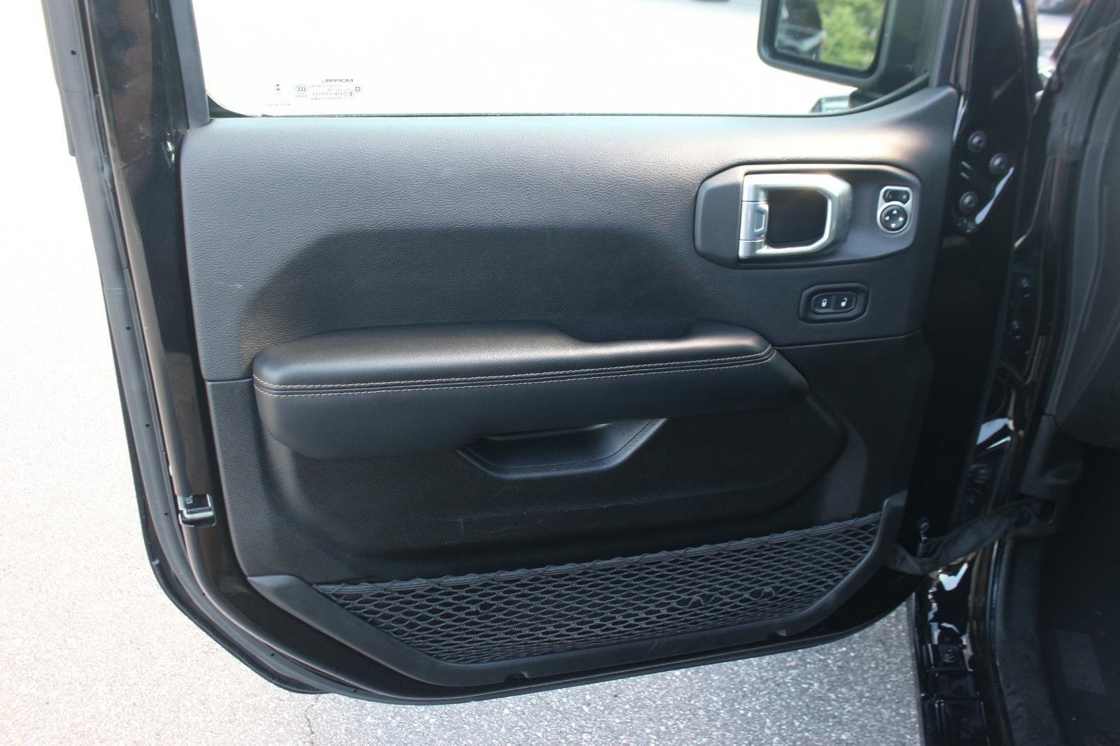 Used 2024  Jeep Sahara image 11