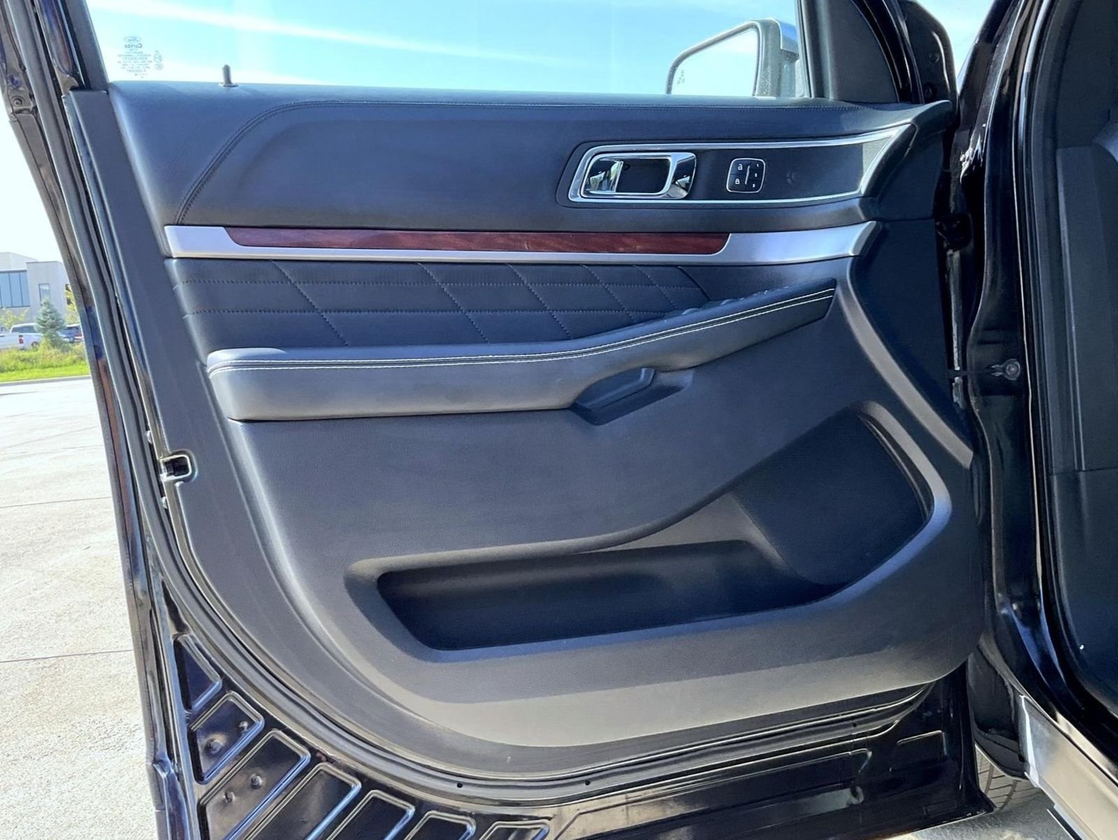Used 2018 Black Ford Platinum image 9