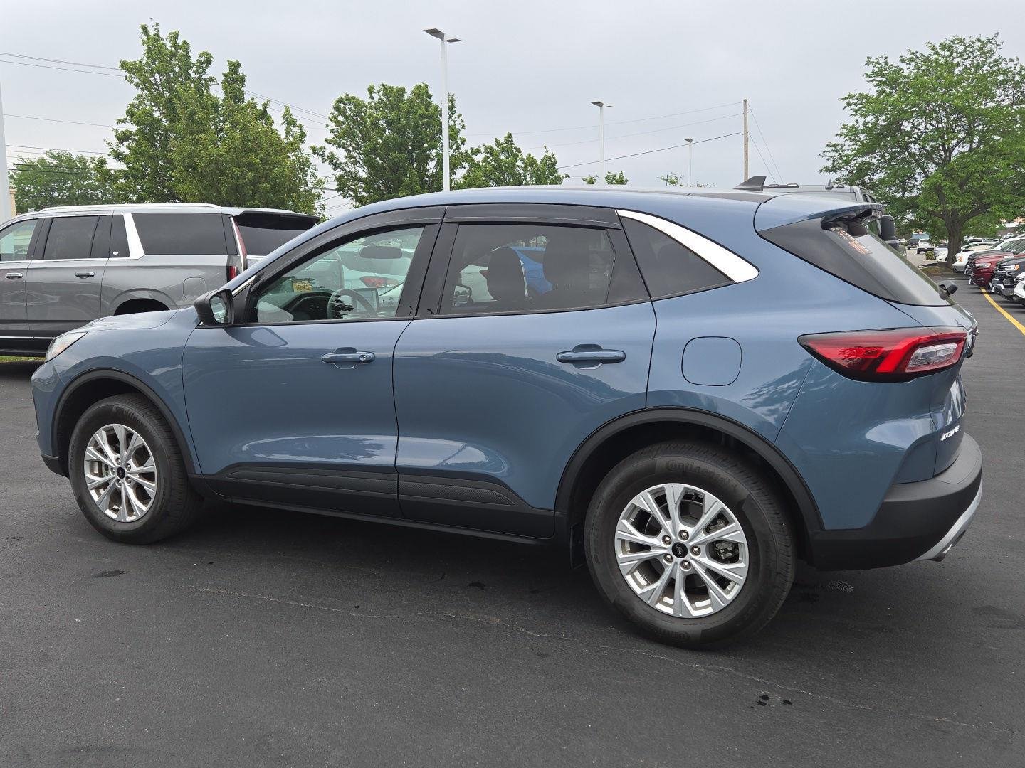 Used 2024 Vapor Blue Ford Active image 4