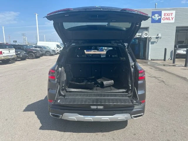 Used 2019 Gray BMW xDrive40i image 27