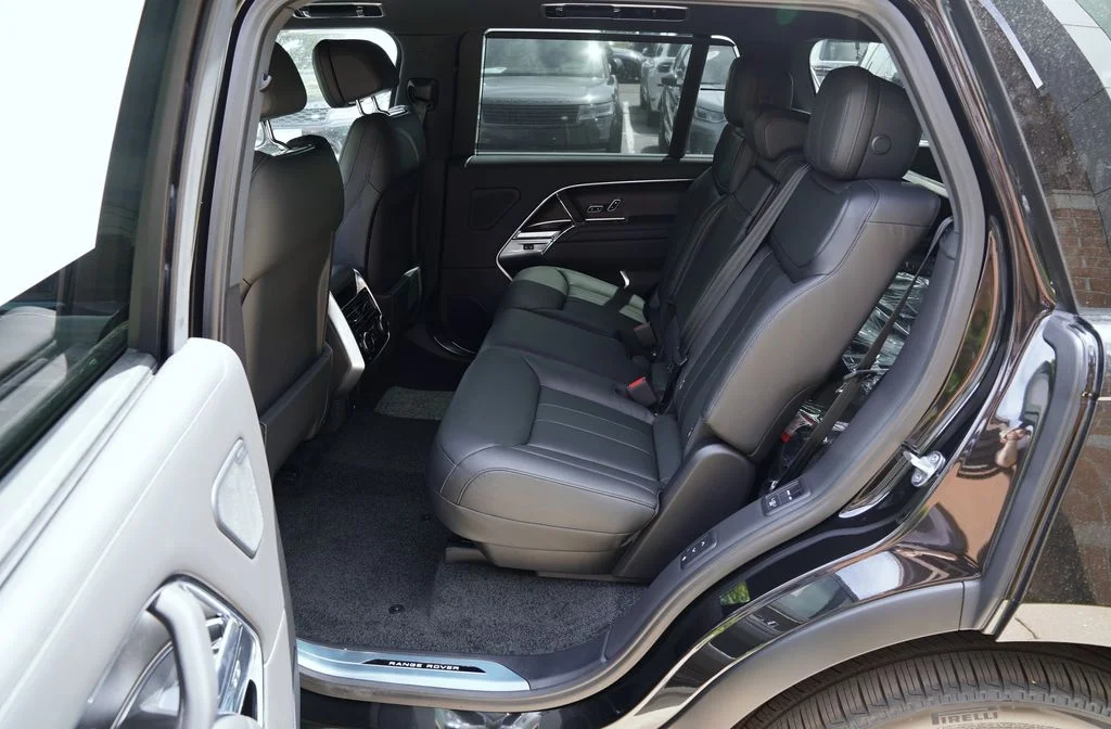 New 2026 Santorini Black Land Rover SE image 37