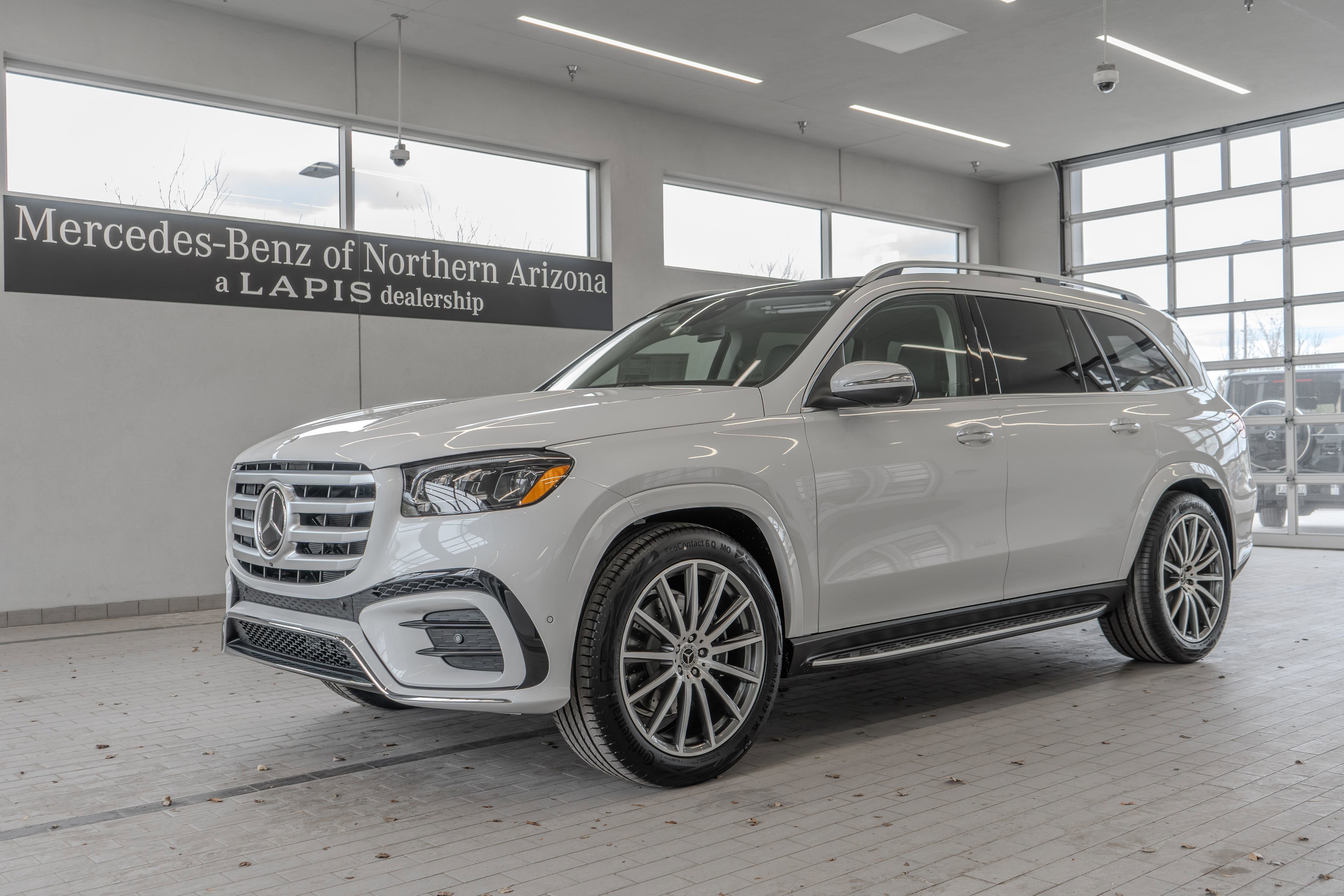 New 2026 MANUFAKTUR Moonlight White Metallic Mercedes-Benz GLS 450 image 39