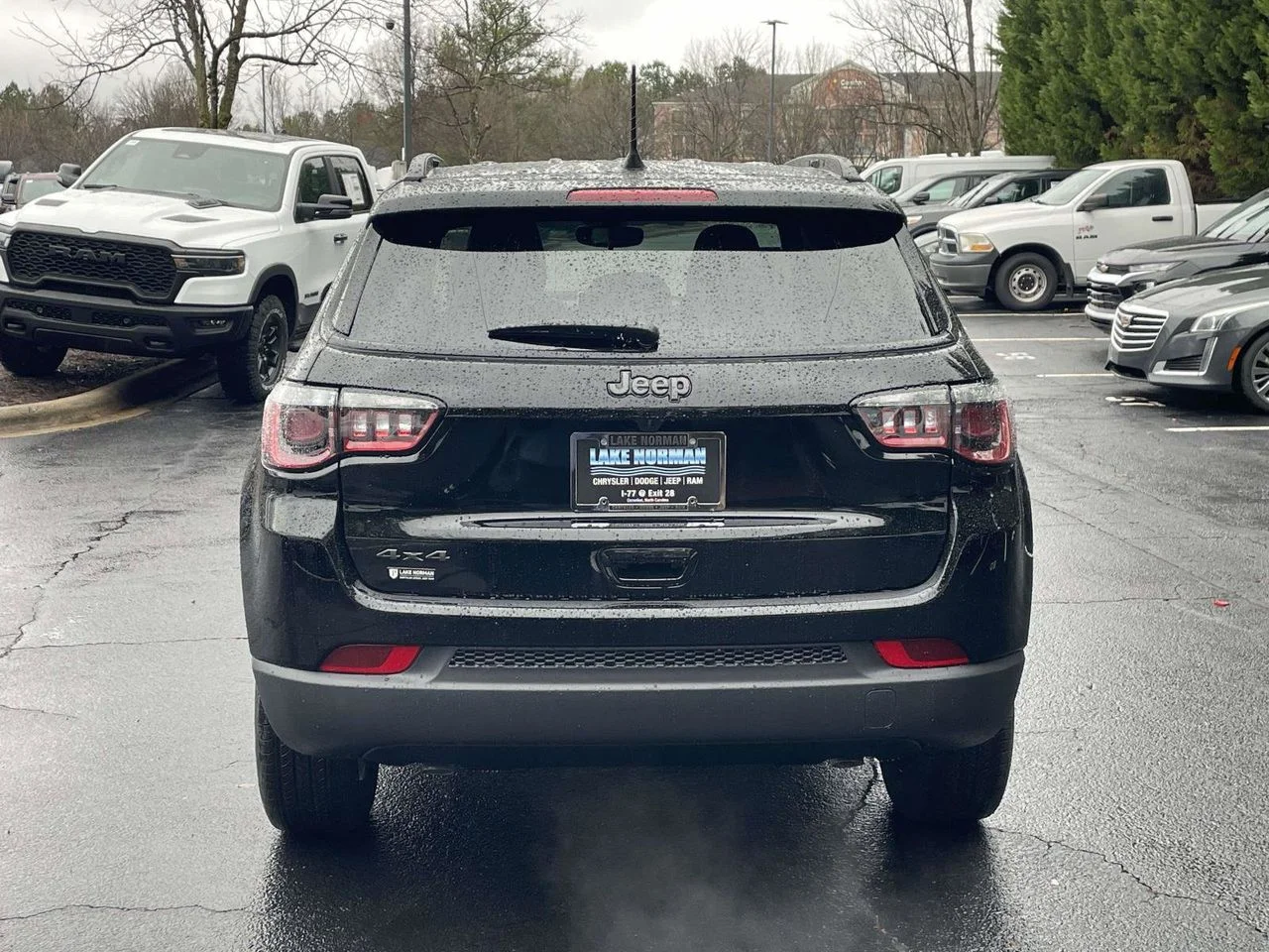 New 2026 Diamond Black Crystal Pearl-Coat Exterior Paint Jeep Latitude image 8