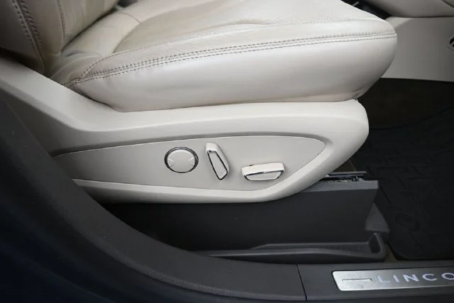 Used 2016 Blue Lincoln Reserve image 23