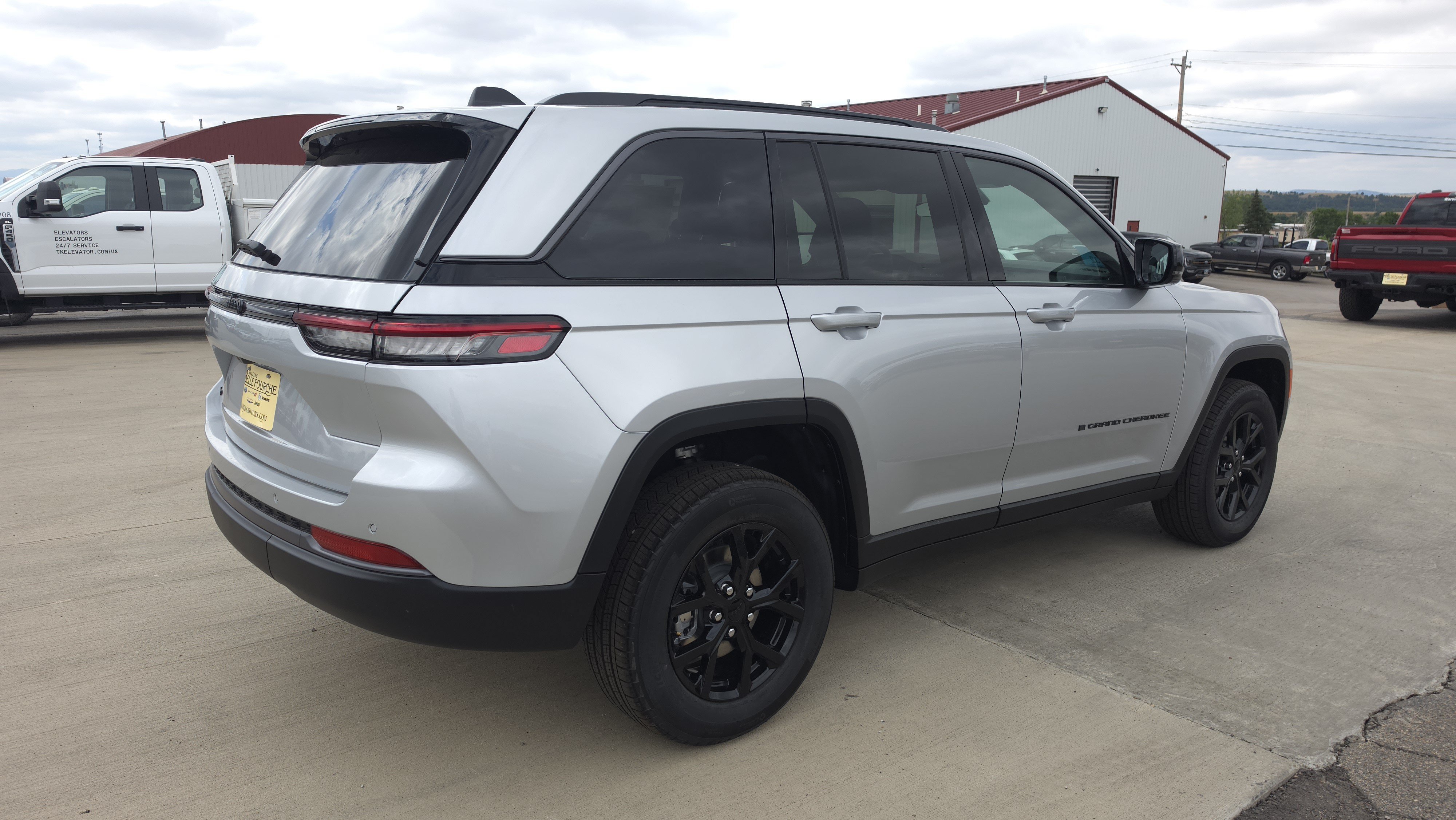 New 2026 Silver Zynith Jeep Laredo Altitude image 6