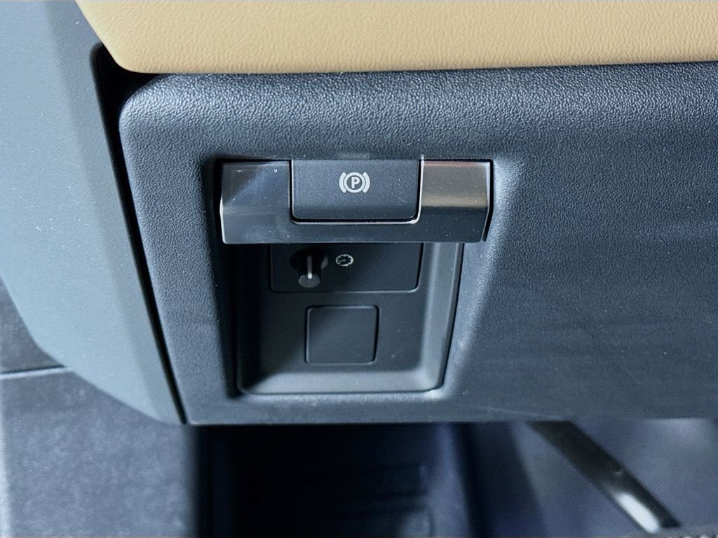 New 2025 Sedona Red Land Rover S image 11