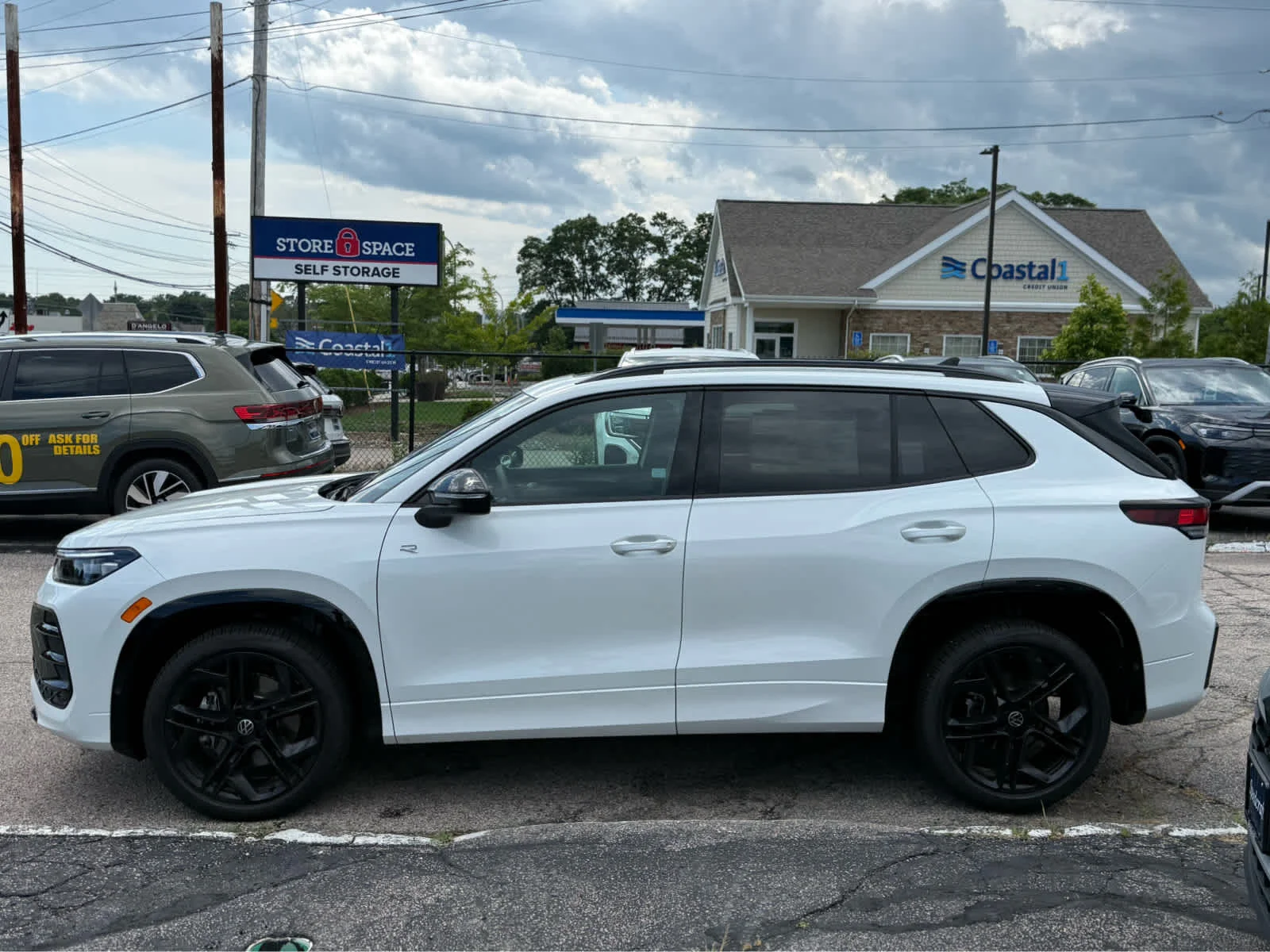 New 2026 Opal White Pearl Volkswagen SE R-Line Black image 4