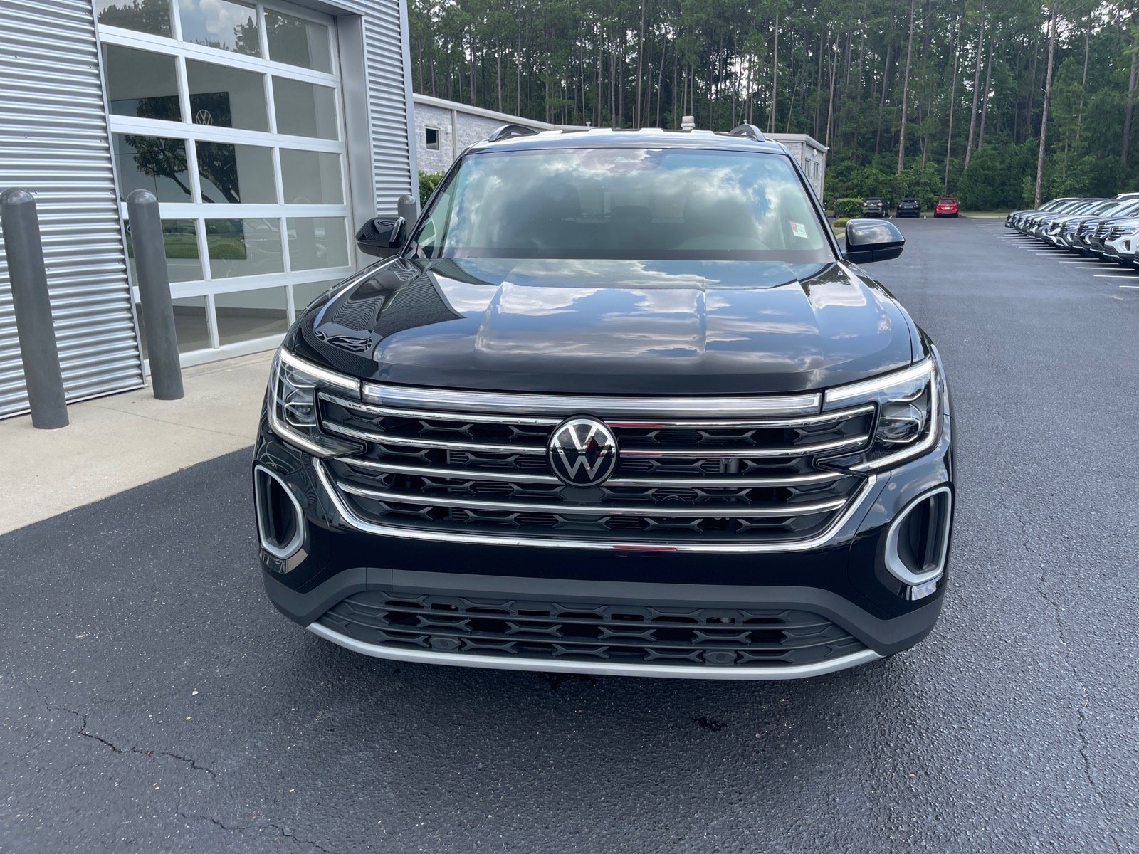New 2026 Deep Black Pearl Volkswagen SE image 2