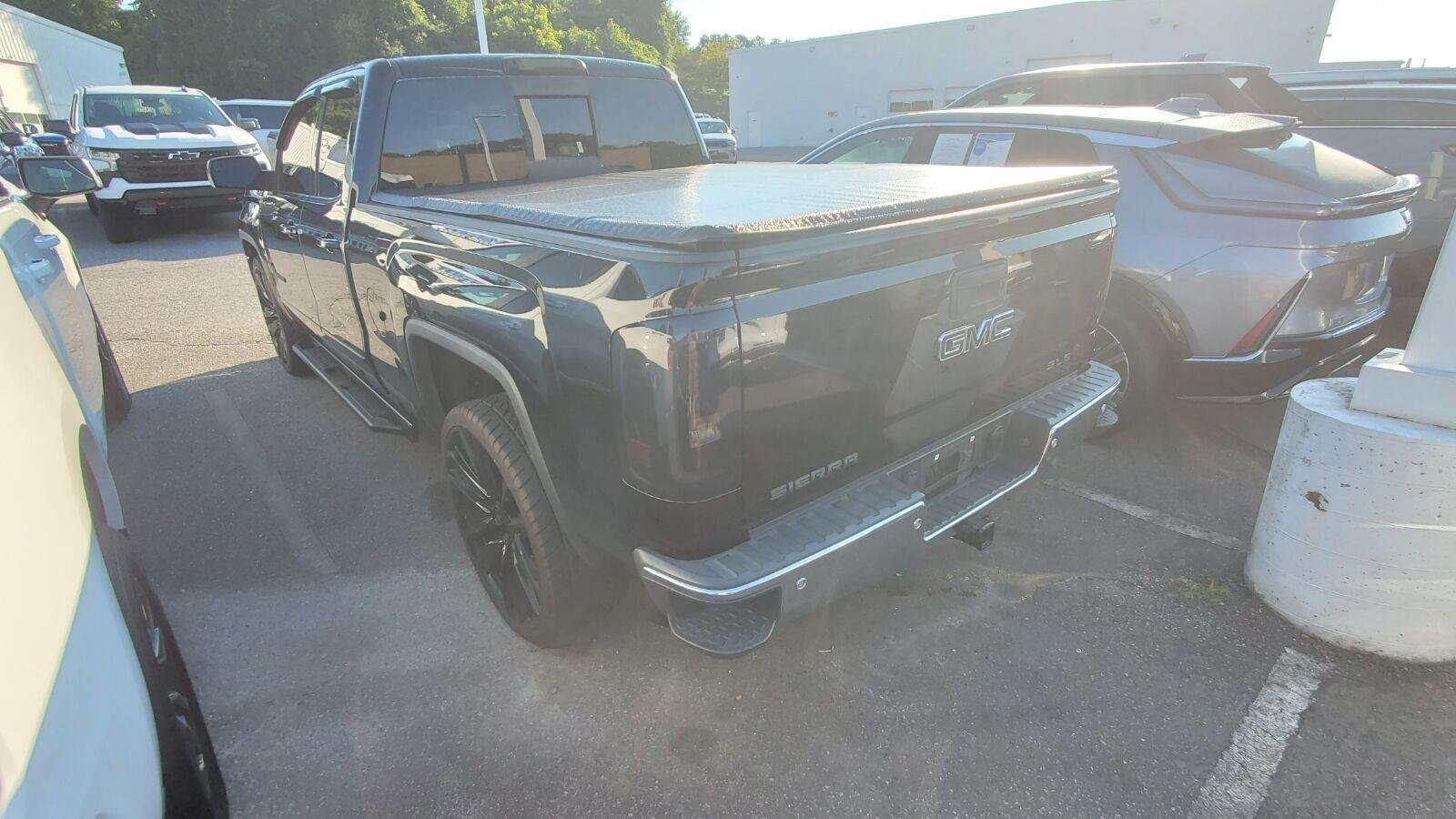 Used 2017 ONYX BLACK GMC SLE image 8