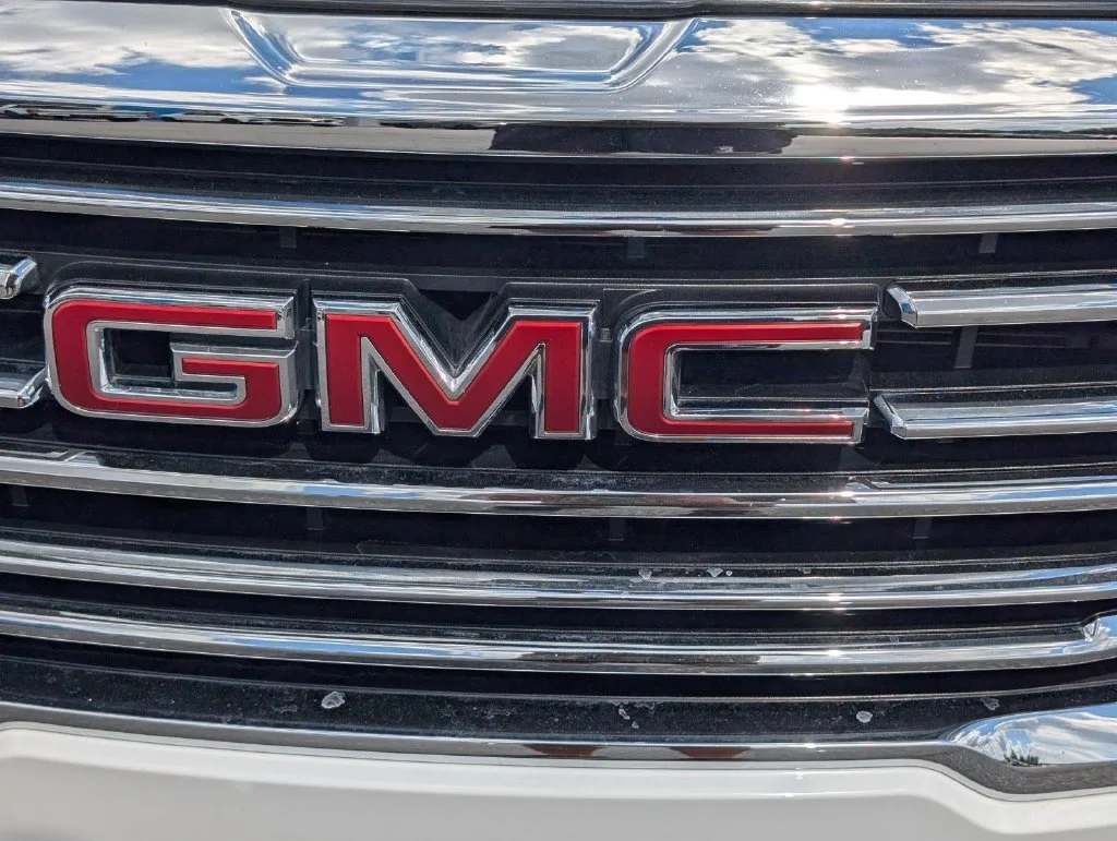 Used 2023 SUMMIT WHITE GMC SLT image 3
