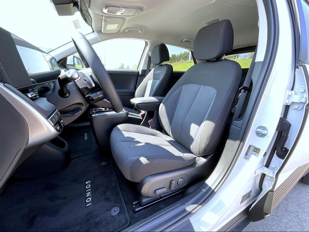 New 2026 White Hyundai SE image 10