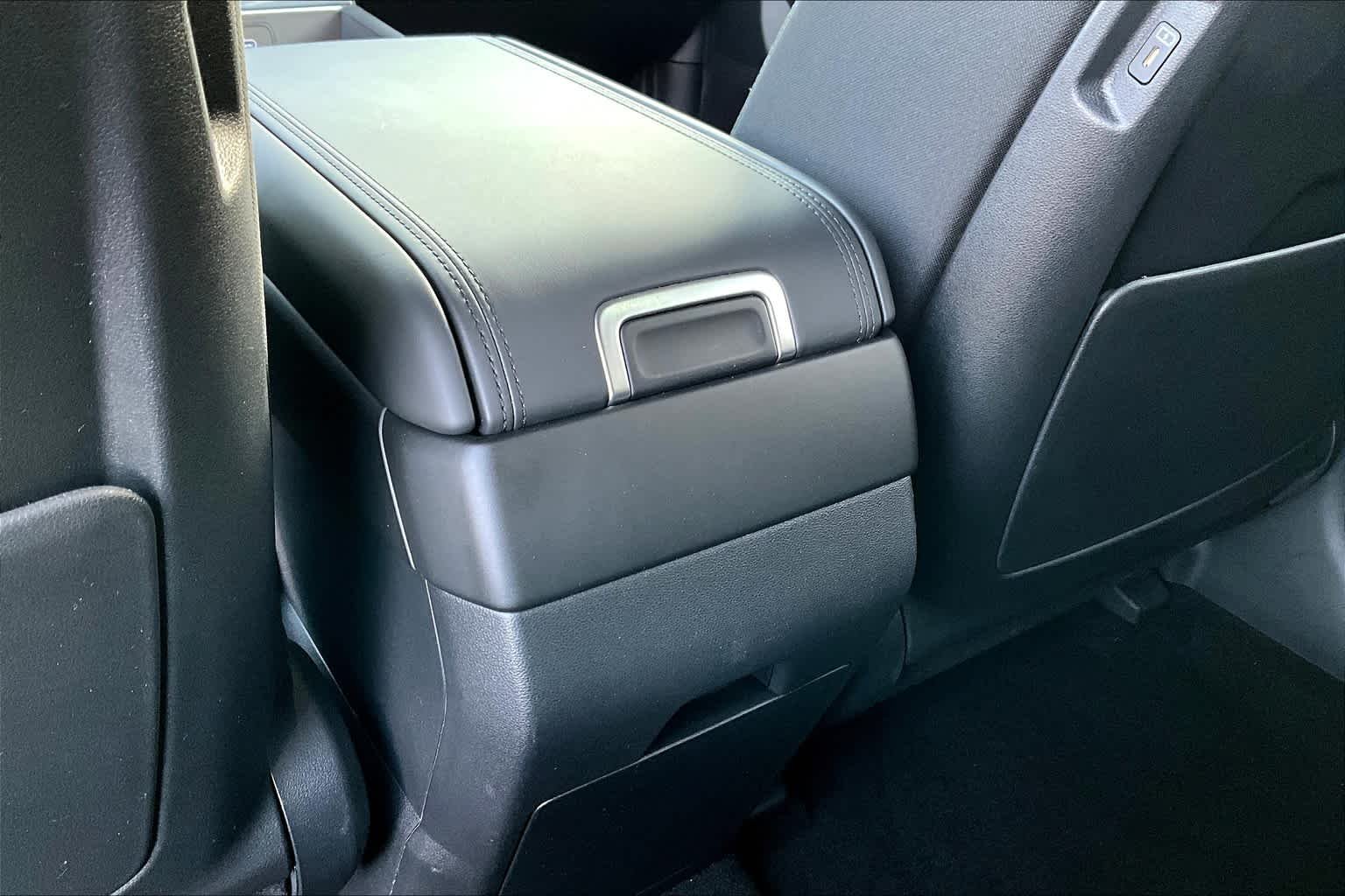 Used 2024 Shimmering Silver Hyundai SE image 33