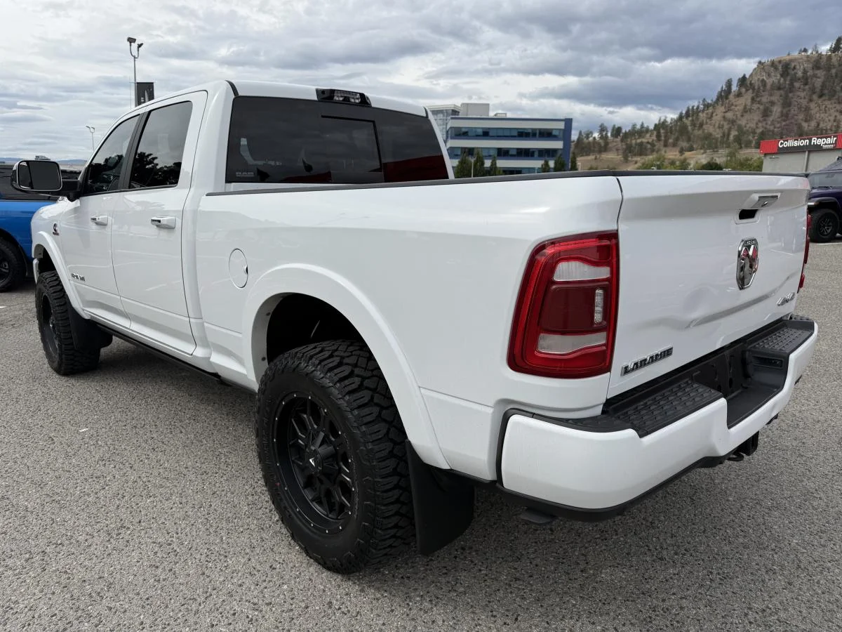 Used 2021 White RAM Laramie Crew Cab Swb image 4