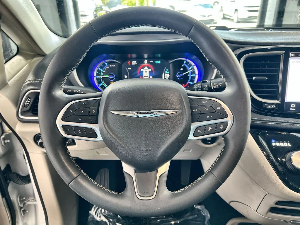Used 2023 White Chrysler Touring L image 11