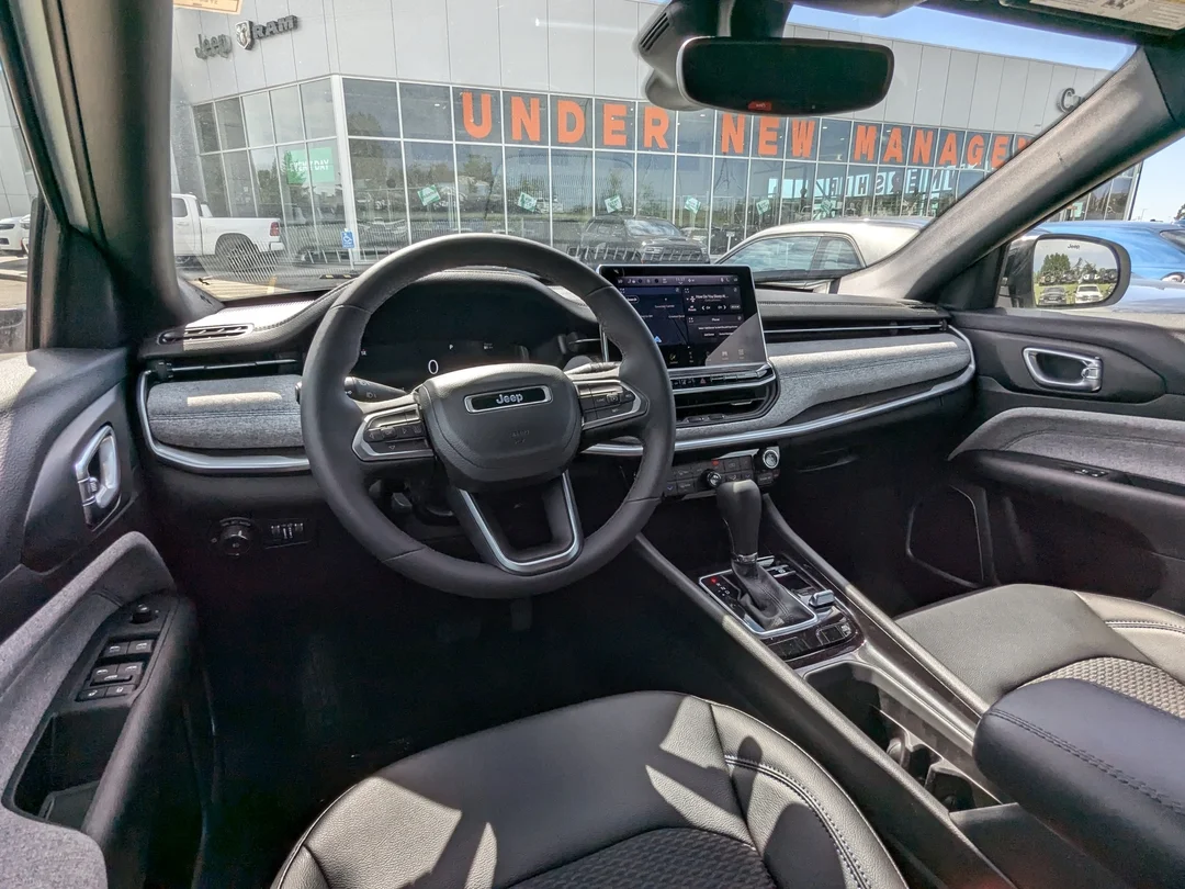 New 2025 White Jeep North - - 4X4 - Heated seats - Forward Collision Warning & More! image 24