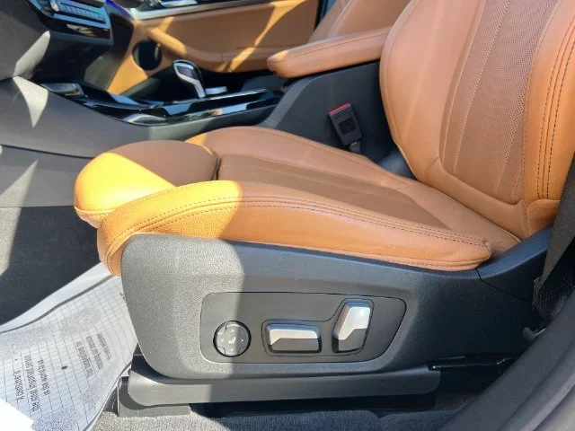 Used 2022 Black BMW xDrive30i image 16