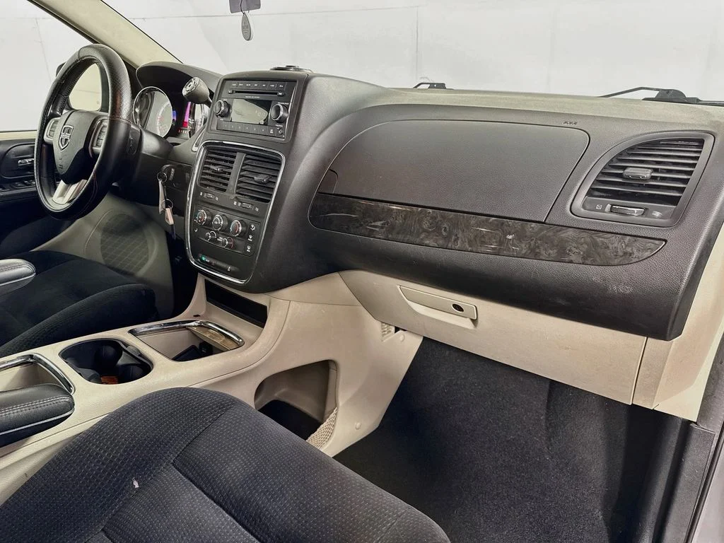 Used 2015 Silver Dodge SXT image 33
