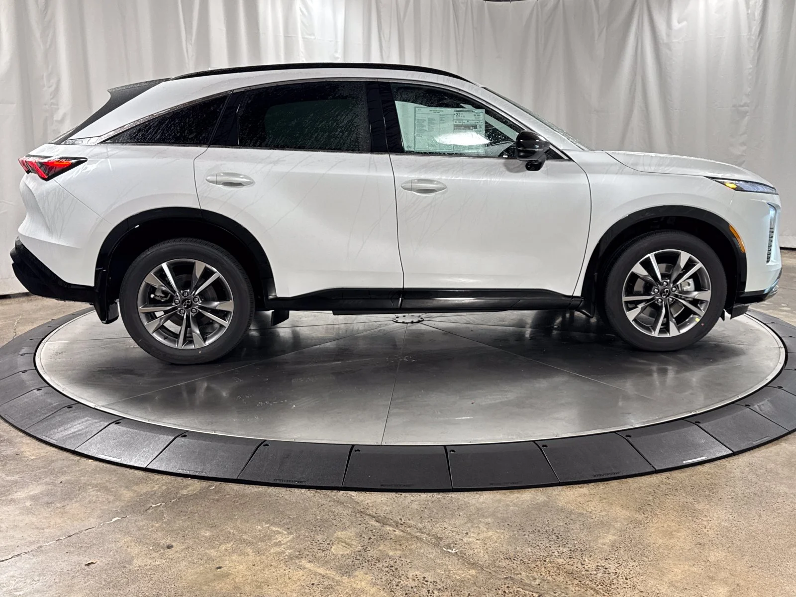 New 2027 RADIANT WHITE INFINITI Luxe AWD image 6