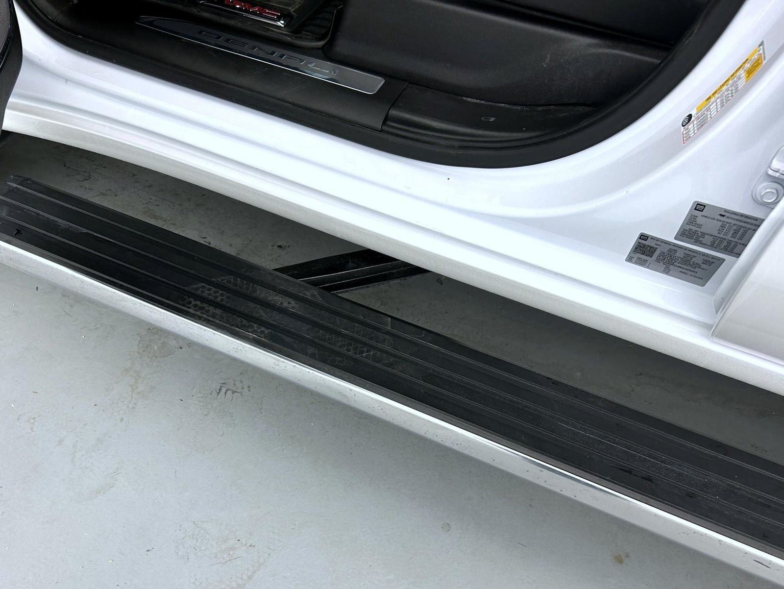 Used 2024 White GMC Denali image 9