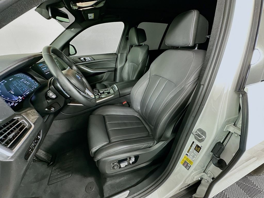 Used 2022 Mineral White Metallic BMW xDrive45e image 21