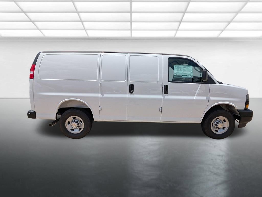 New 2026 Summit White Chevrolet WT image 23