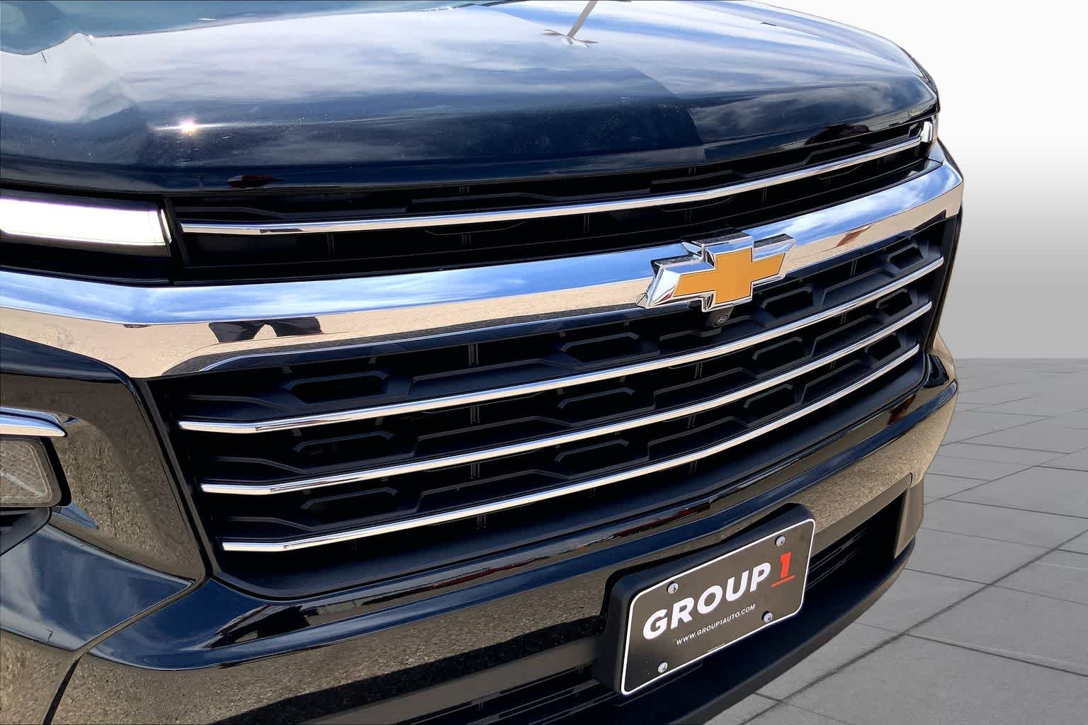 Used 2025 Mosaic Black Metallic Chevrolet FWD LT image 30