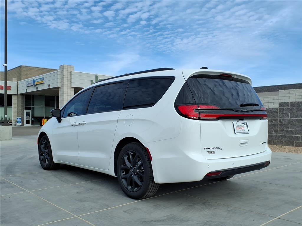 New 2026 Bright White Clear-Coat Exterior Paint Chrysler Limited image 4