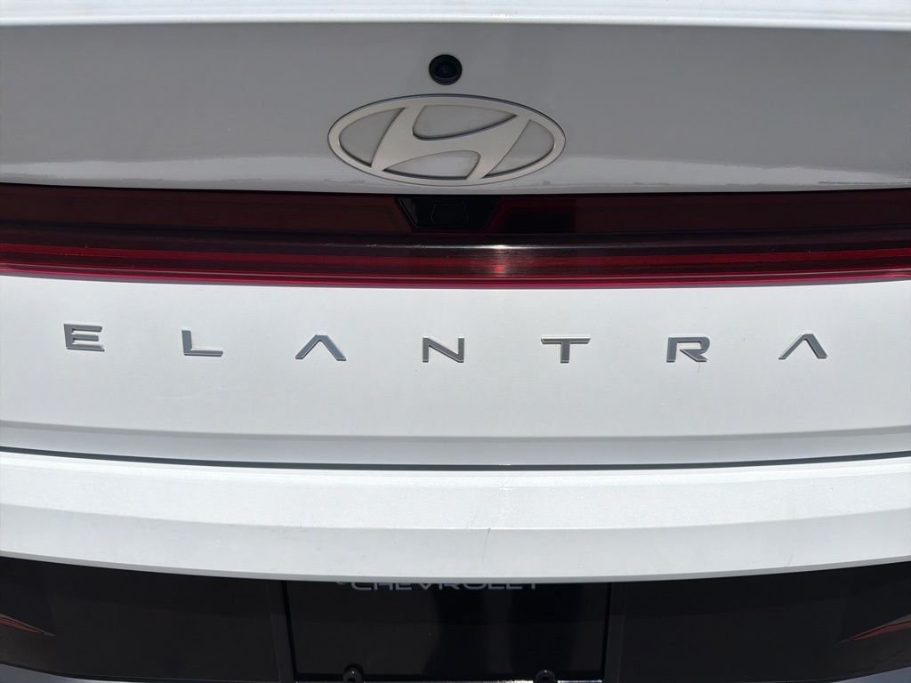 2025 Hyundai Elantra Limited - Photo 16