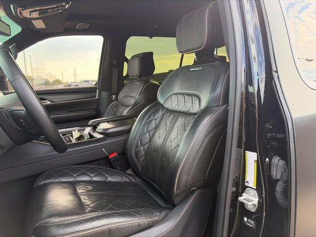 Used 2024 Diamond Black Crystal Pearlcoat Jeep Series III Obsidian image 9
