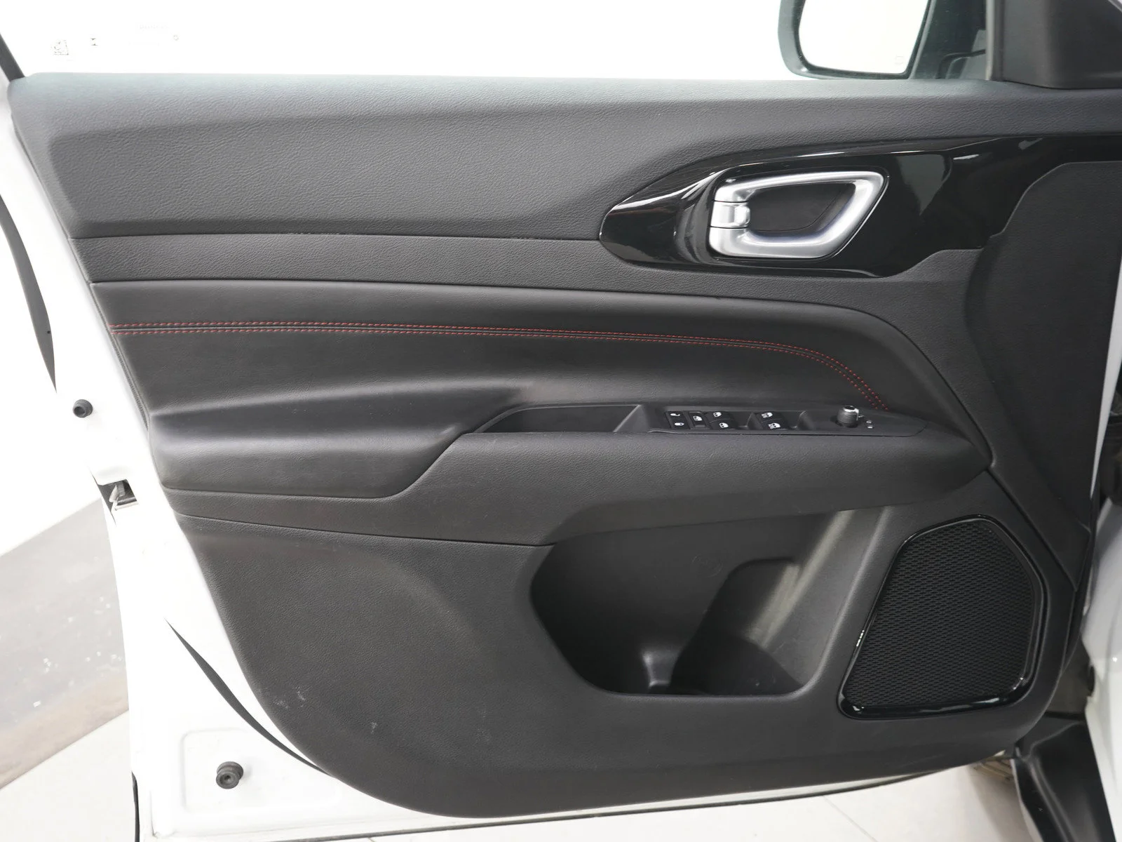Used 2025 Bright White Clearcoat Jeep Trailhawk image 20