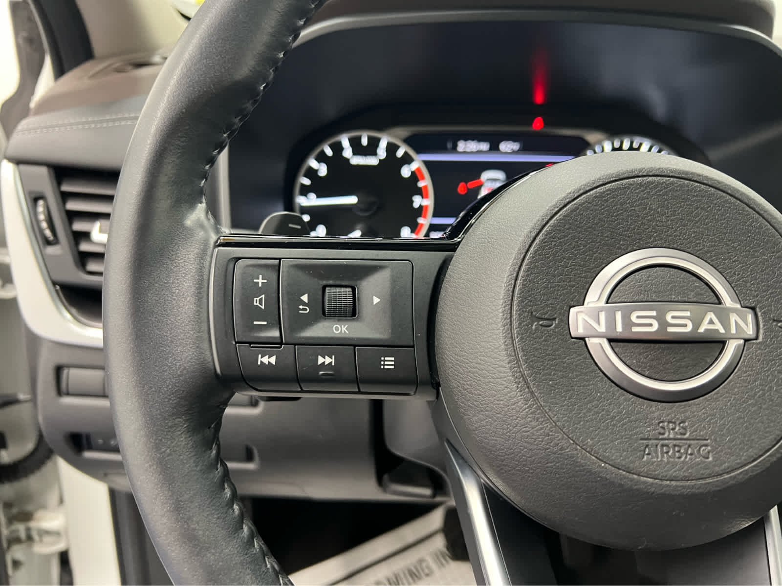 Used 2023 Pearl White Tricoat Nissan SV image 15