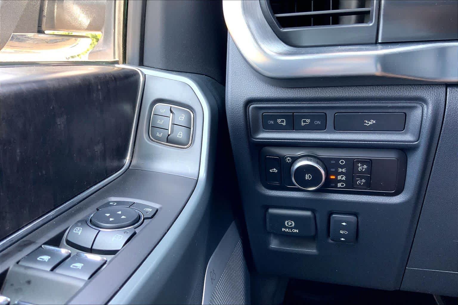 Used 2023 Agate Black Metallic Ford LARIAT image 34