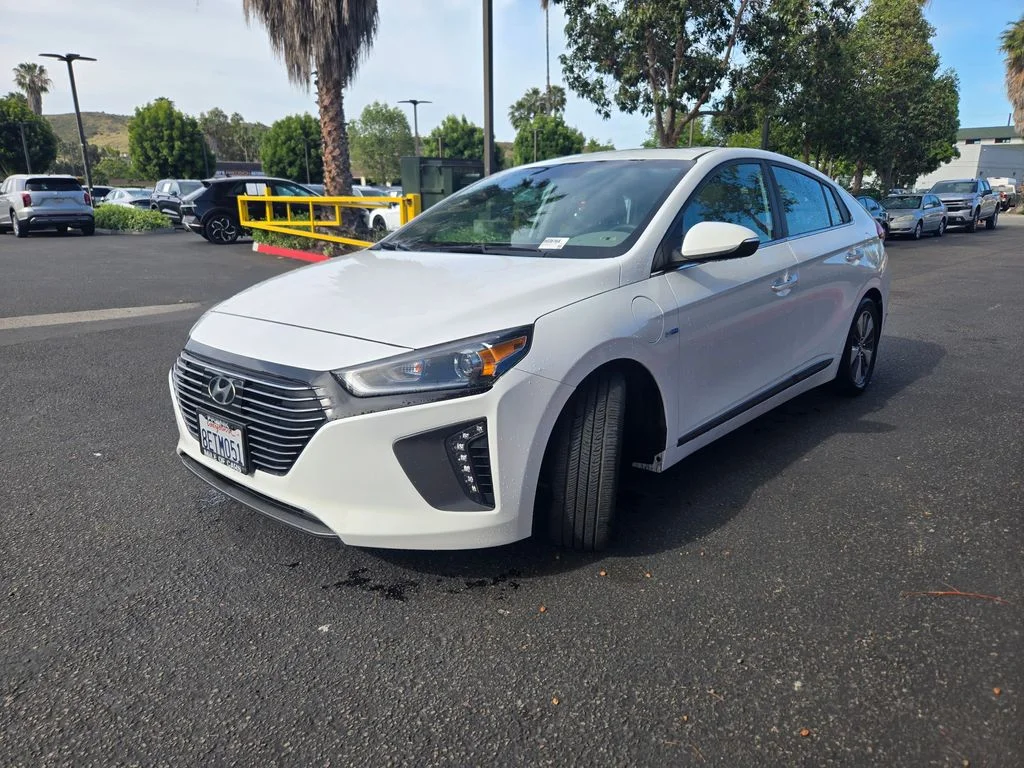 Used 2018 White Hyundai Limited image 3
