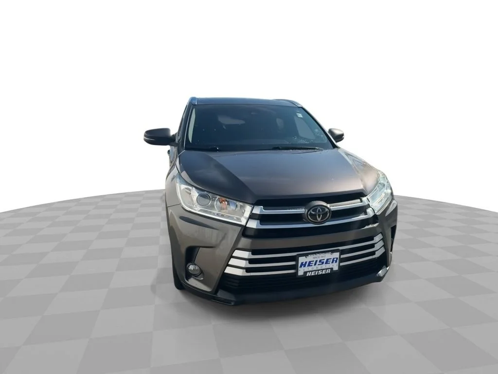 Used 2018  Toyota SE image 3