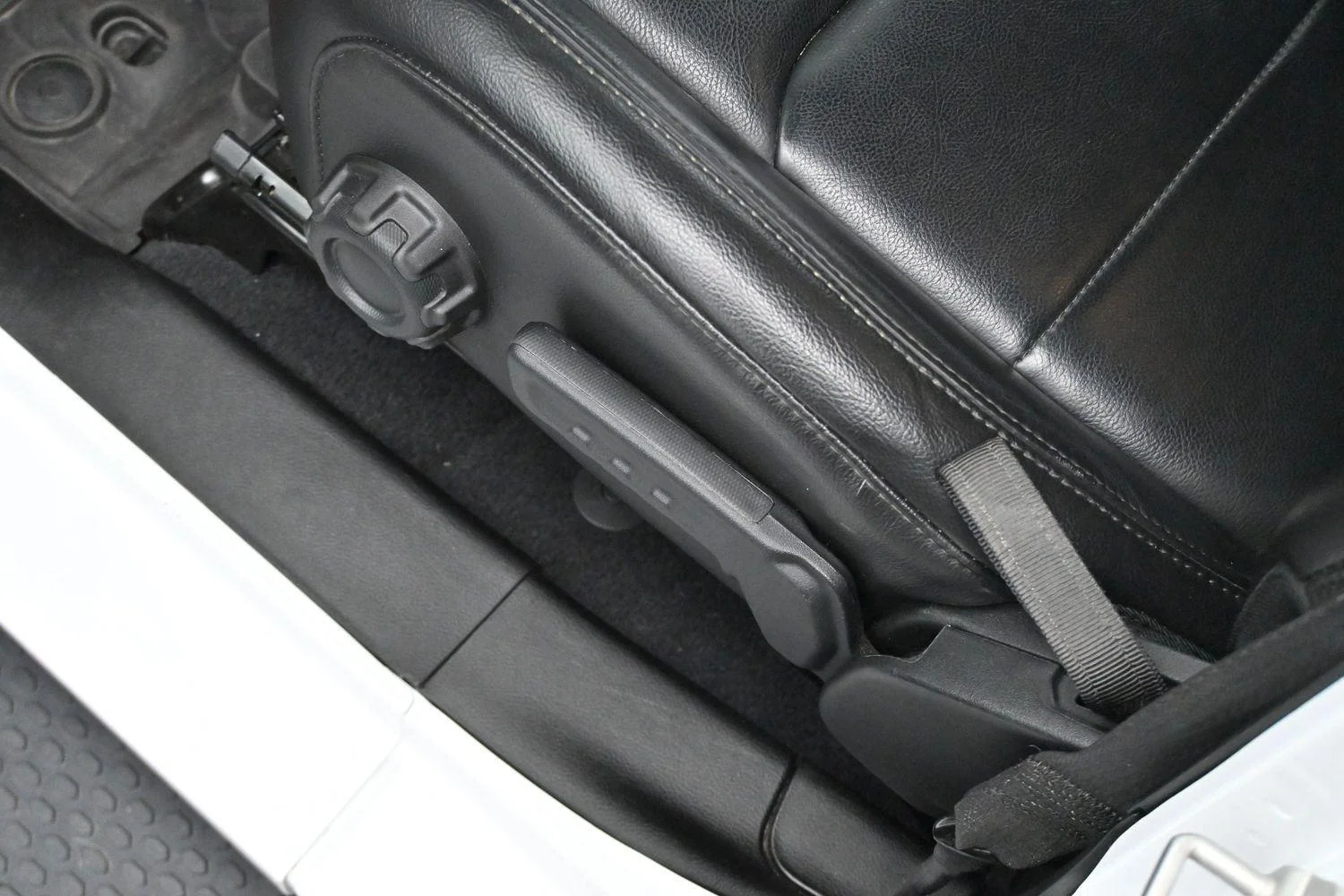 Used 2023 White Jeep Sahara Altitude image 14