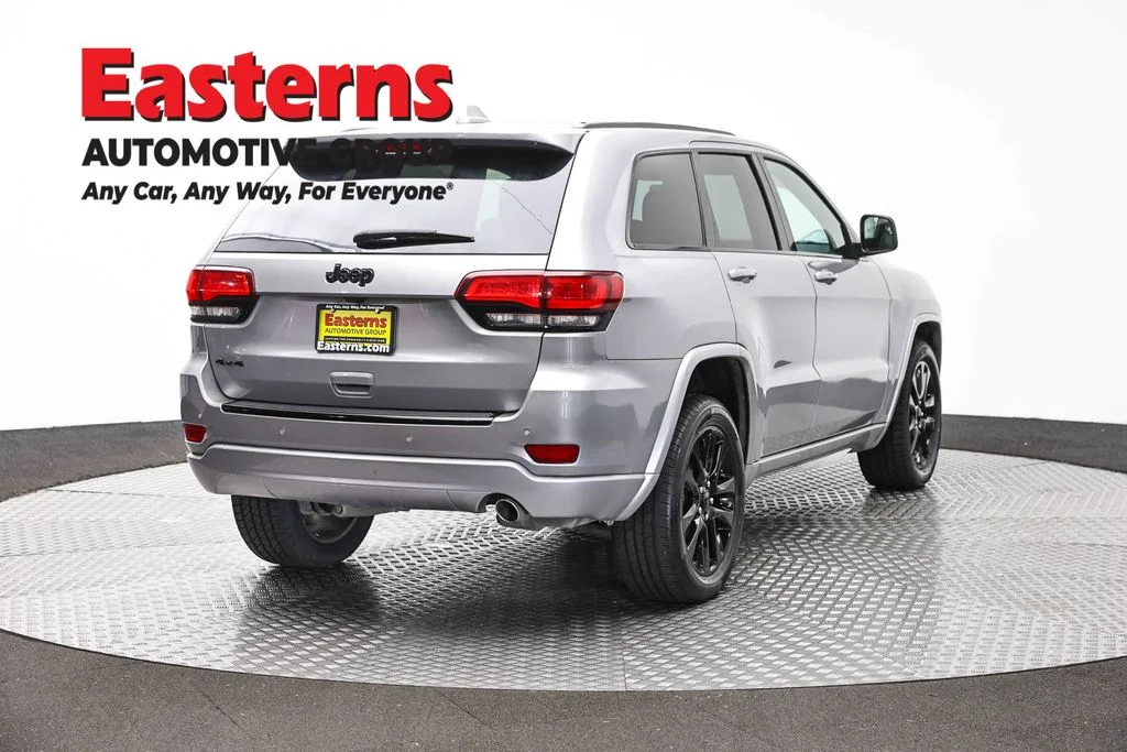 Used 2017 Silver Jeep Altitude image 5