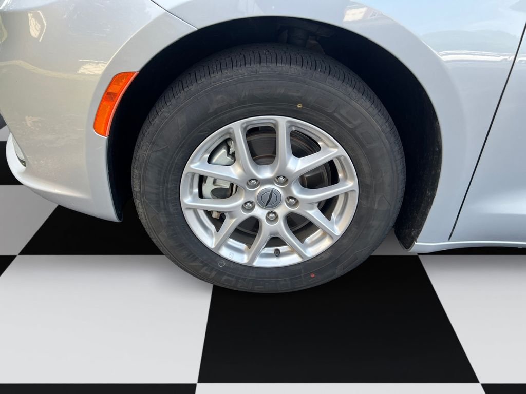 Used 2024 Silver Chrysler Touring L image 14