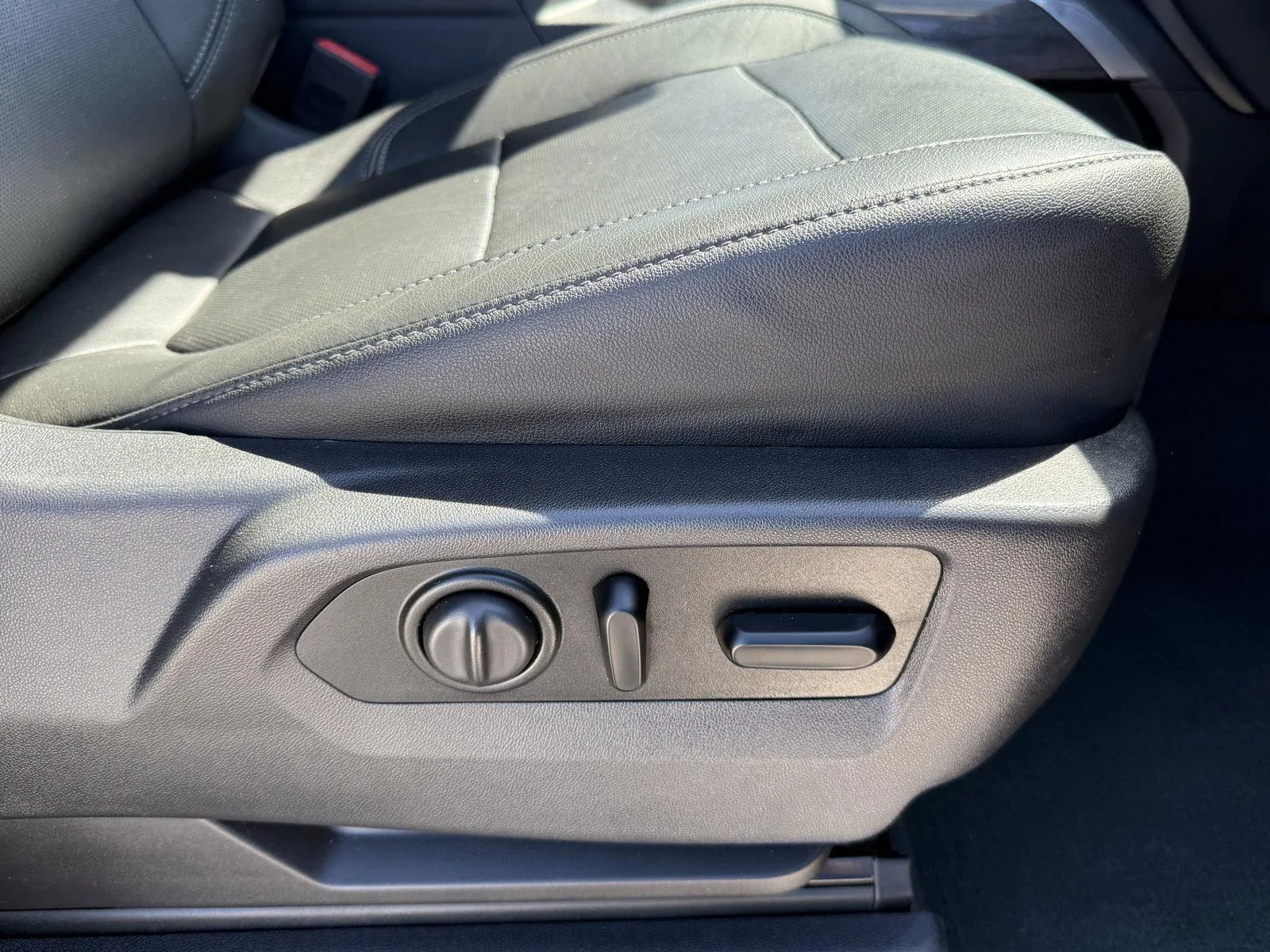 Used 2019 Cajun Red Tintcoat Chevrolet LTZ image 13