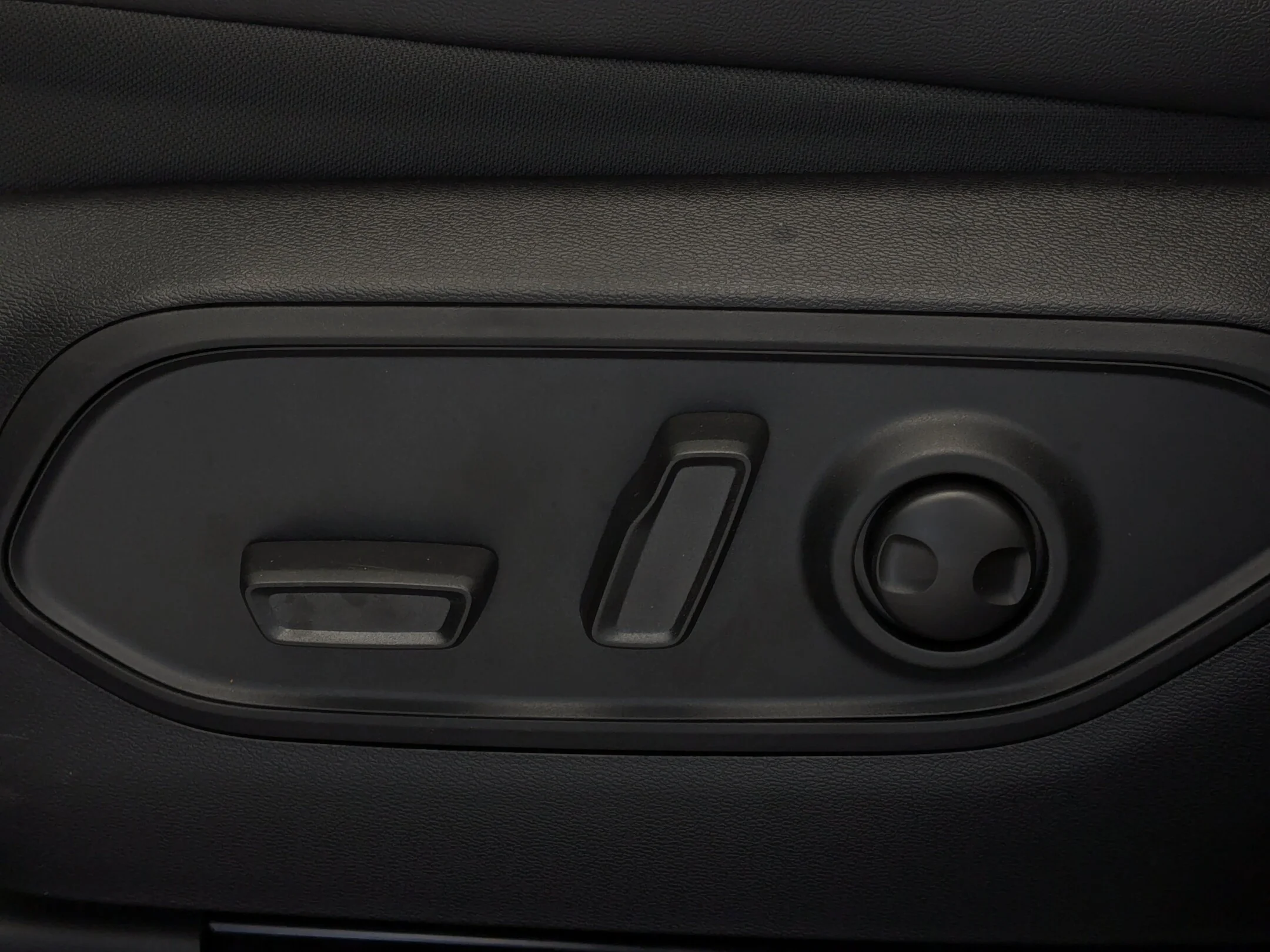New 2026 Black Jeep Overland - - Hybrid - Advanced Pro Tech Grp - Surround View Camera - Ventilated Seats & More! image 18
