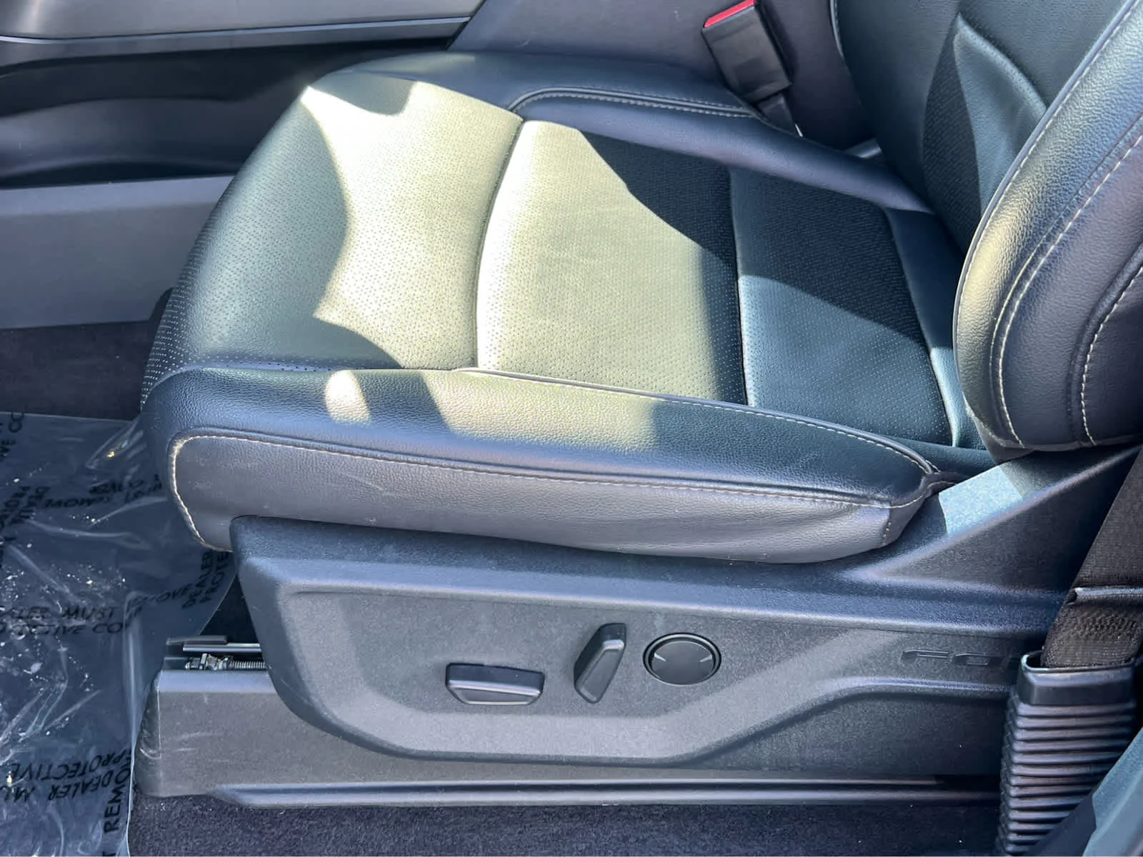 Used 2025 Space White Metallic Ford LARIAT image 31