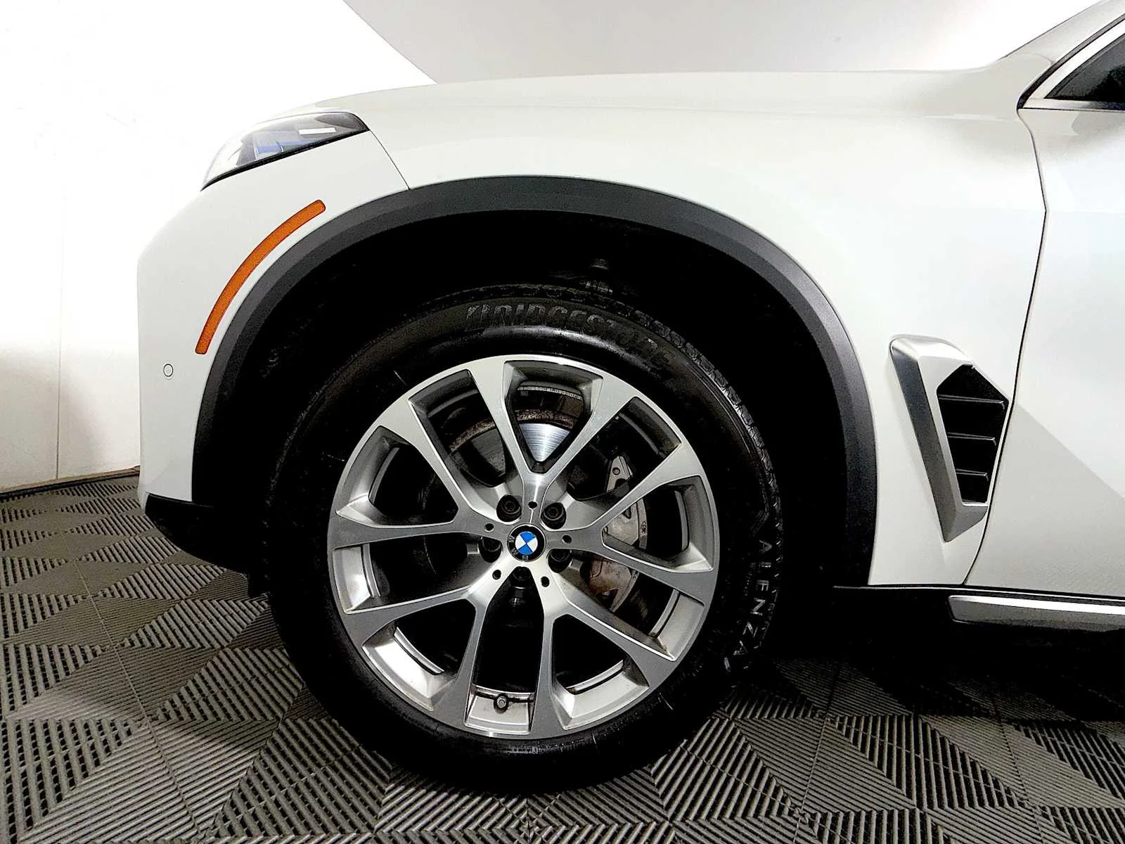 Certified Used 2024 Mineral White Metallic BMW xDrive40i image 8
