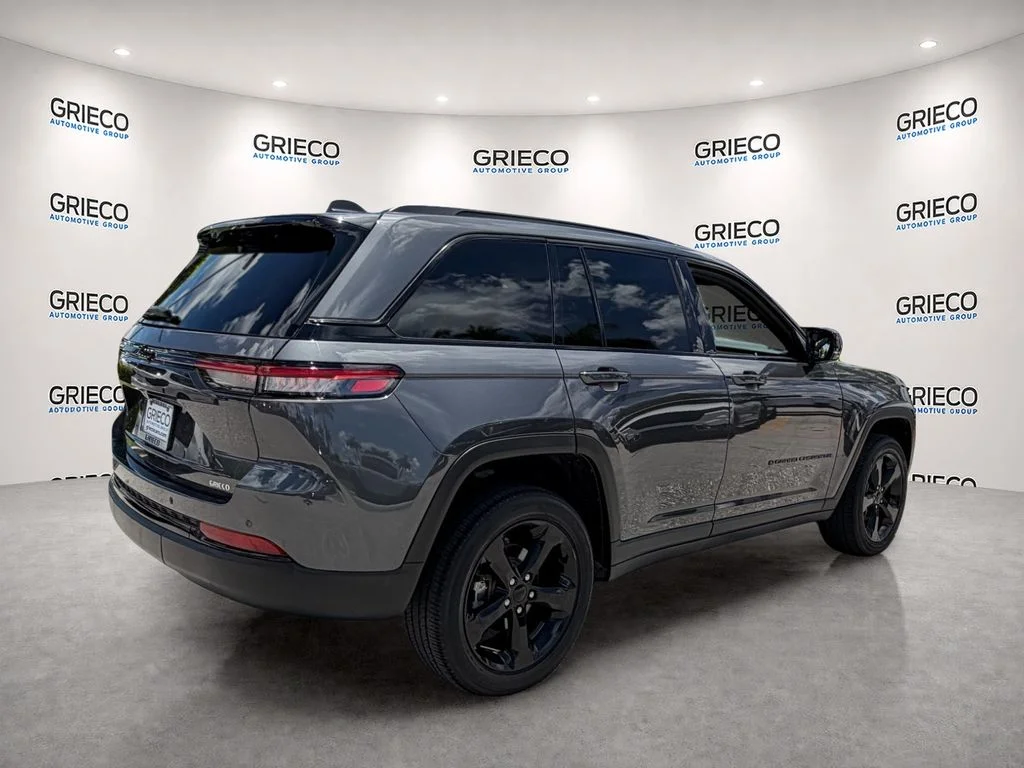 Used 2022 Gray Jeep Altitude image 12