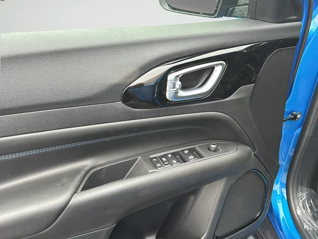 New 2026 Hydro Blue Pearl-Coat Exterior Paint Jeep Latitude image 9